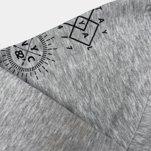 Grauer Pullover mit NYC-Schriftzug und Camouflage-Details von Next, Größe 9 Jahre – detail