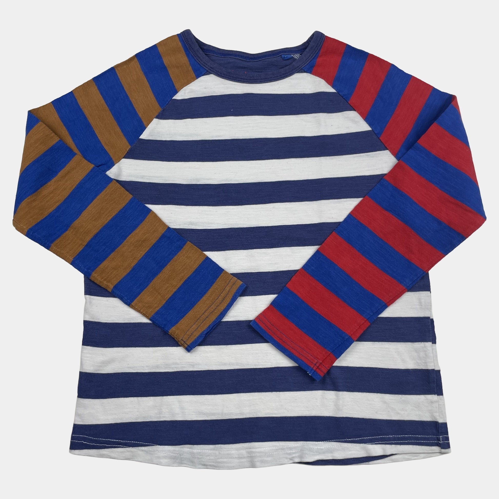 Bunt gestreiftes Baumwoll-Langarmshirt mit blau-weißem Körper und farbenfrohen Ärmeln in Rot und Blau