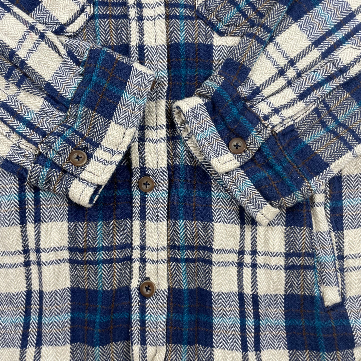 Kariertes blau-weißes Hemd mit grauer Kapuze für Kinder – detail