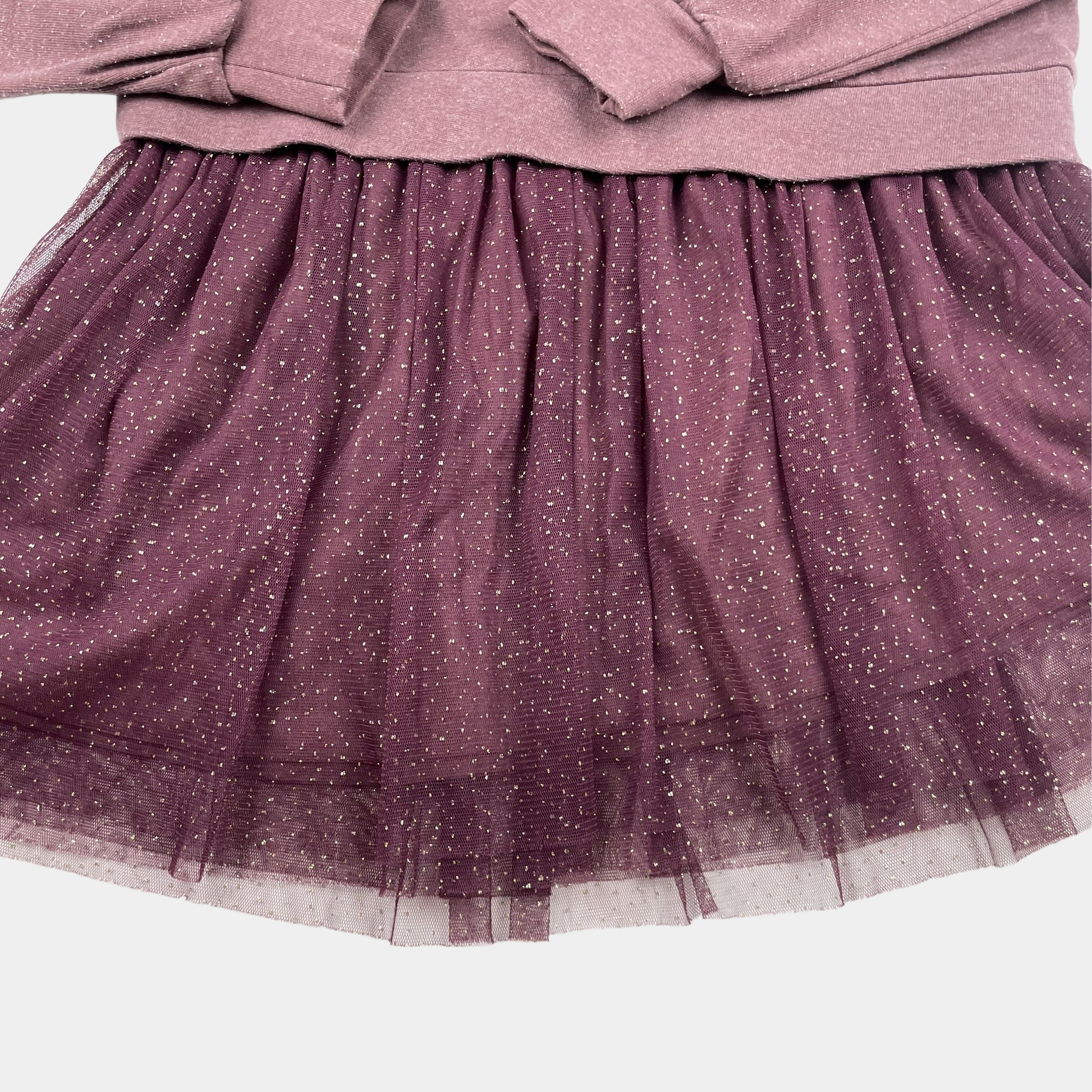 Lila Glitzerkleid mit Tüllrock und Schriftzug. – fabric