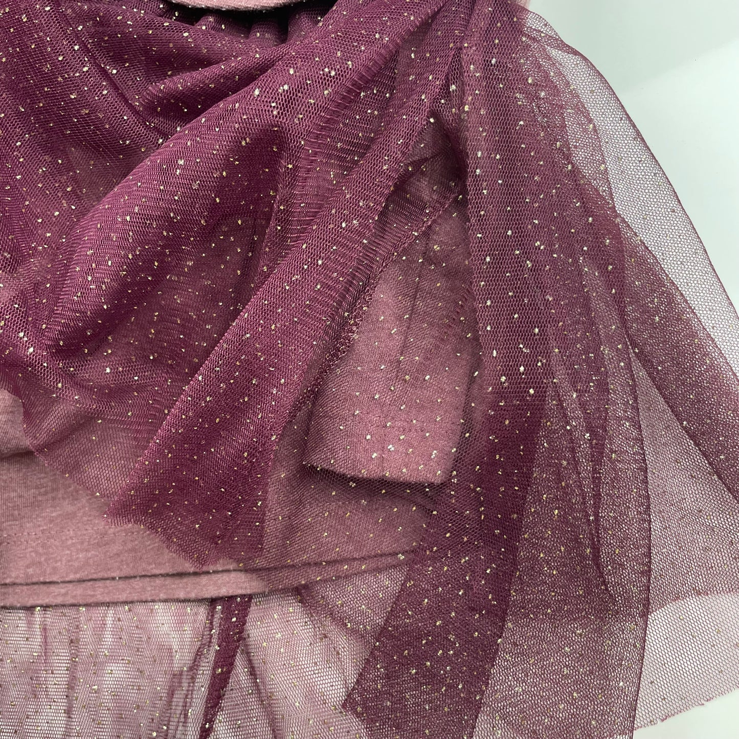 Lila Glitzerkleid mit Tüllrock und Schriftzug. – detail