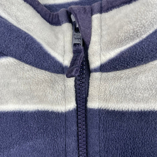 Blauer Fleece-Pullover mit grauen Streifen und Reißverschluss. – detail