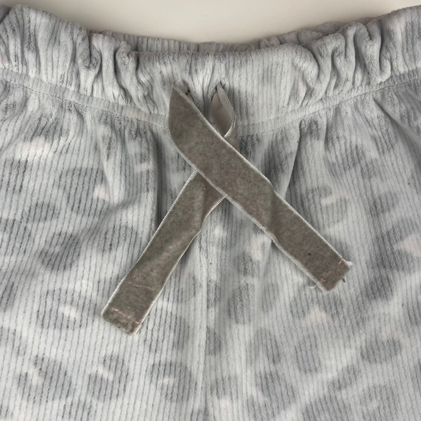 Graue Leopardenhose mit Rippstruktur für Kinder – detail