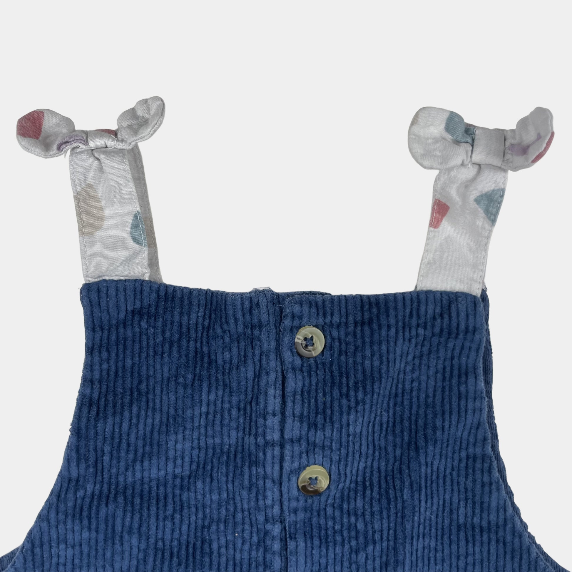 Dunkelblauer Cordoverall mit Knopfverschluss für Kinder in Größe 9-12 Monate von M&S. – detail