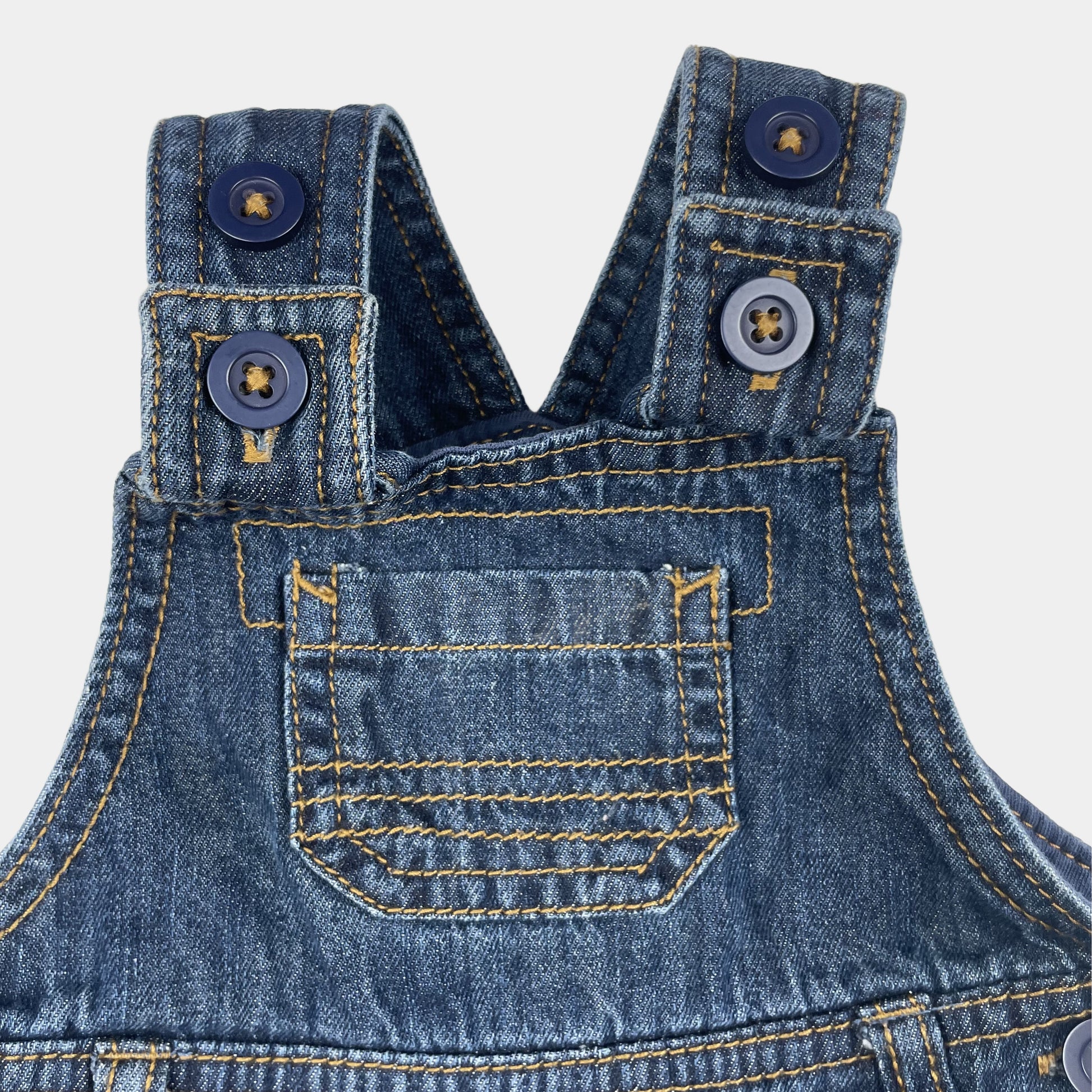 Dunkelblauer Denim-Overall für Kleinkinder, Größe 3-6 Monate, mit Taschen und verstellbaren Trägern. – fabric