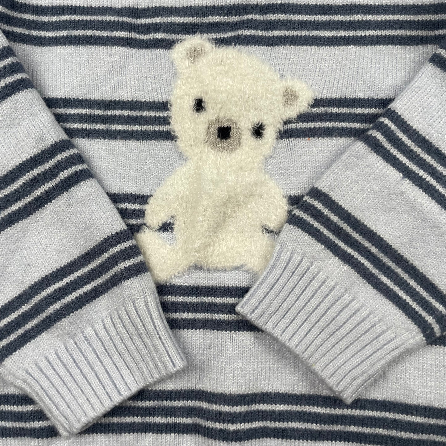 Blauer Strickpullover mit Streifenmuster und Bärenmotiv, Größe 6-9 Monate – detail