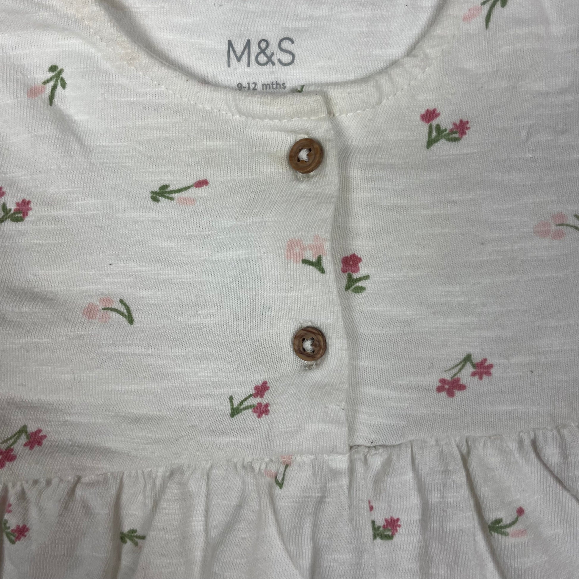 Weißes Baumwoll-Kleid mit Blumenmuster und langen Ärmeln – detail