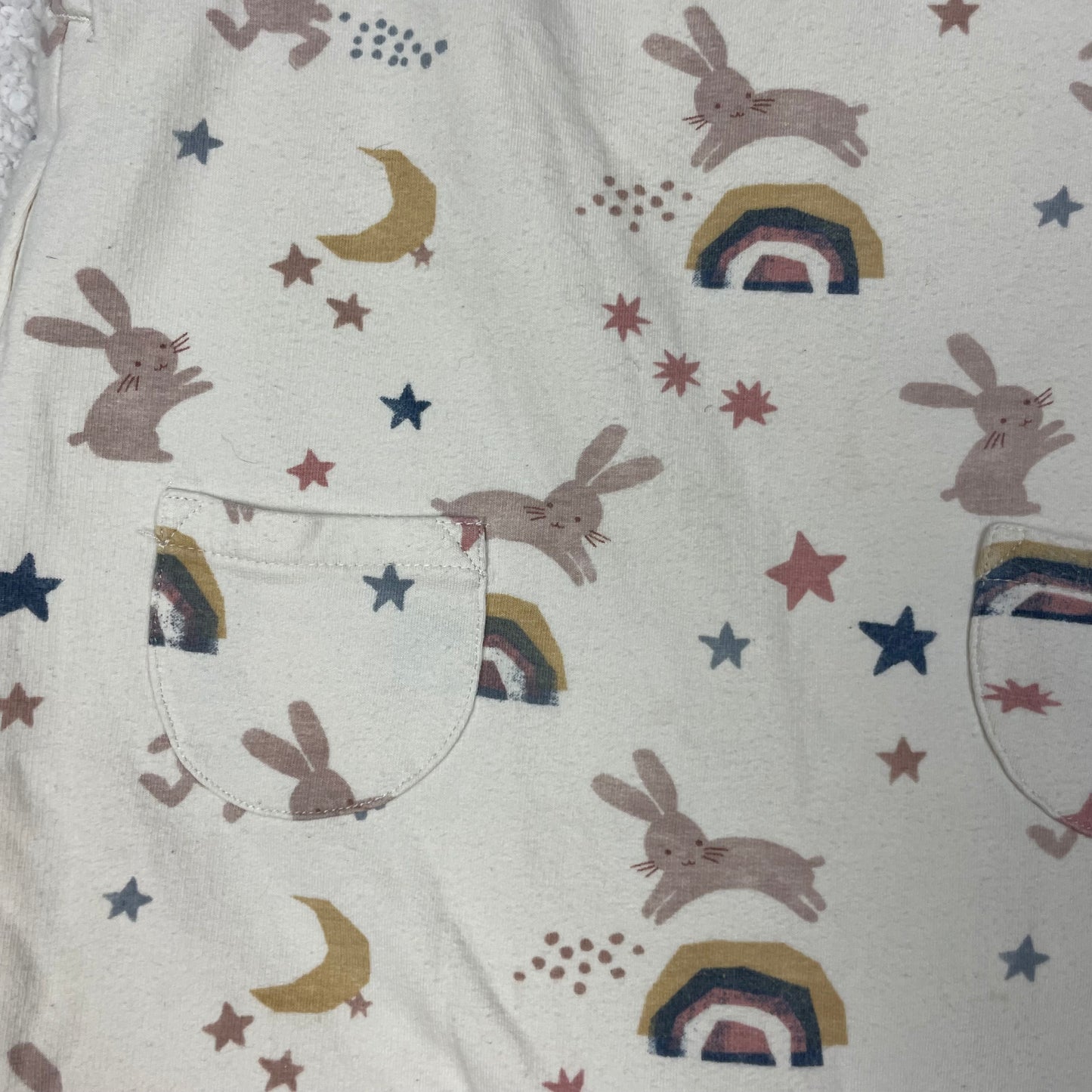 Beiger Overall aus Baumwolle mit Hasen- und Regenbogenmuster für Kinder – detail