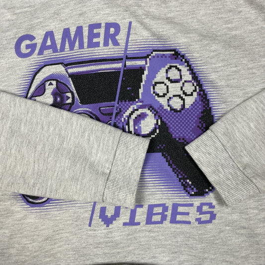 Grauer Kapuzenpullover mit Gamer-Aufdruck – detail