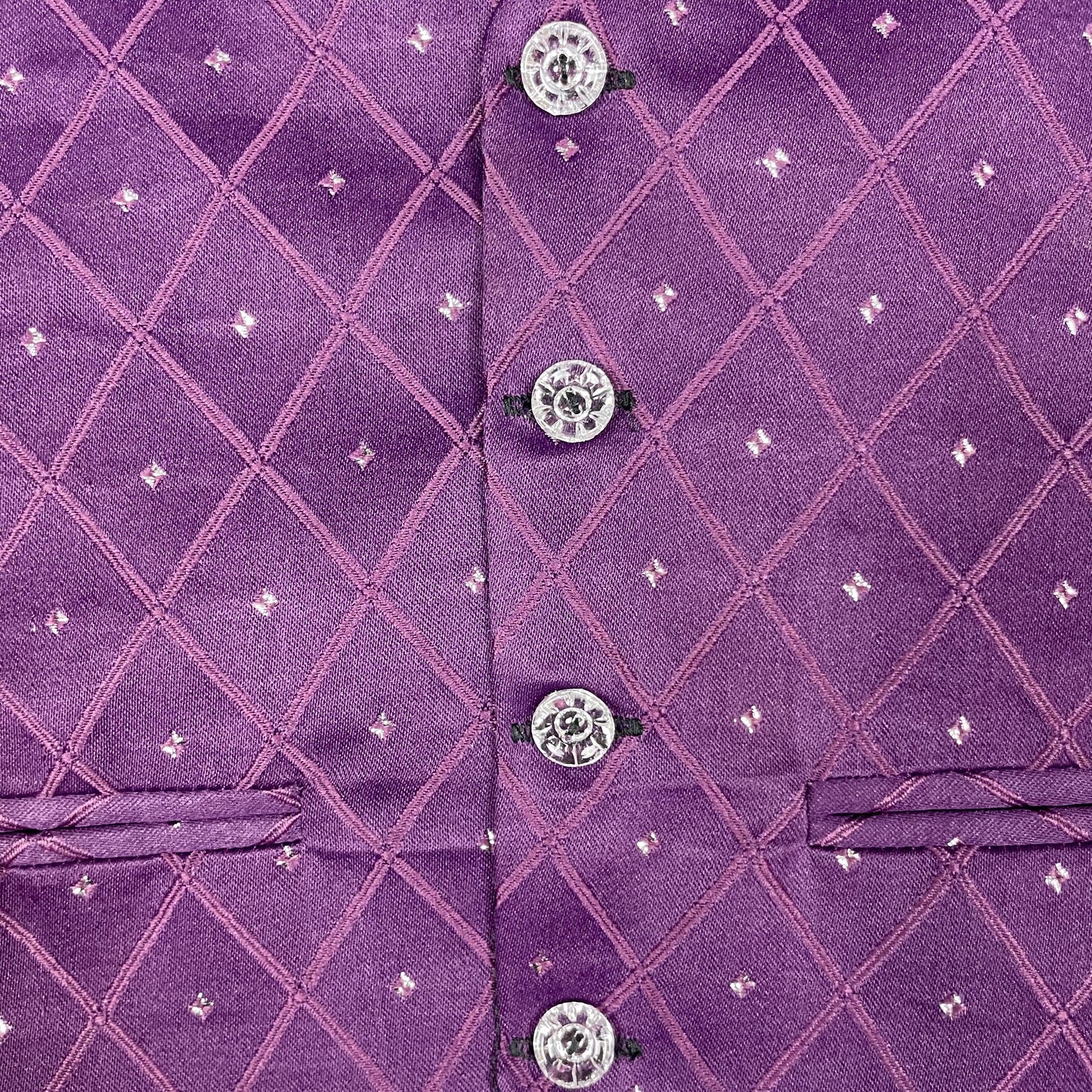 Lila Weste aus Polyester mit rhomboidem Muster und dekorativen Knöpfen – detail