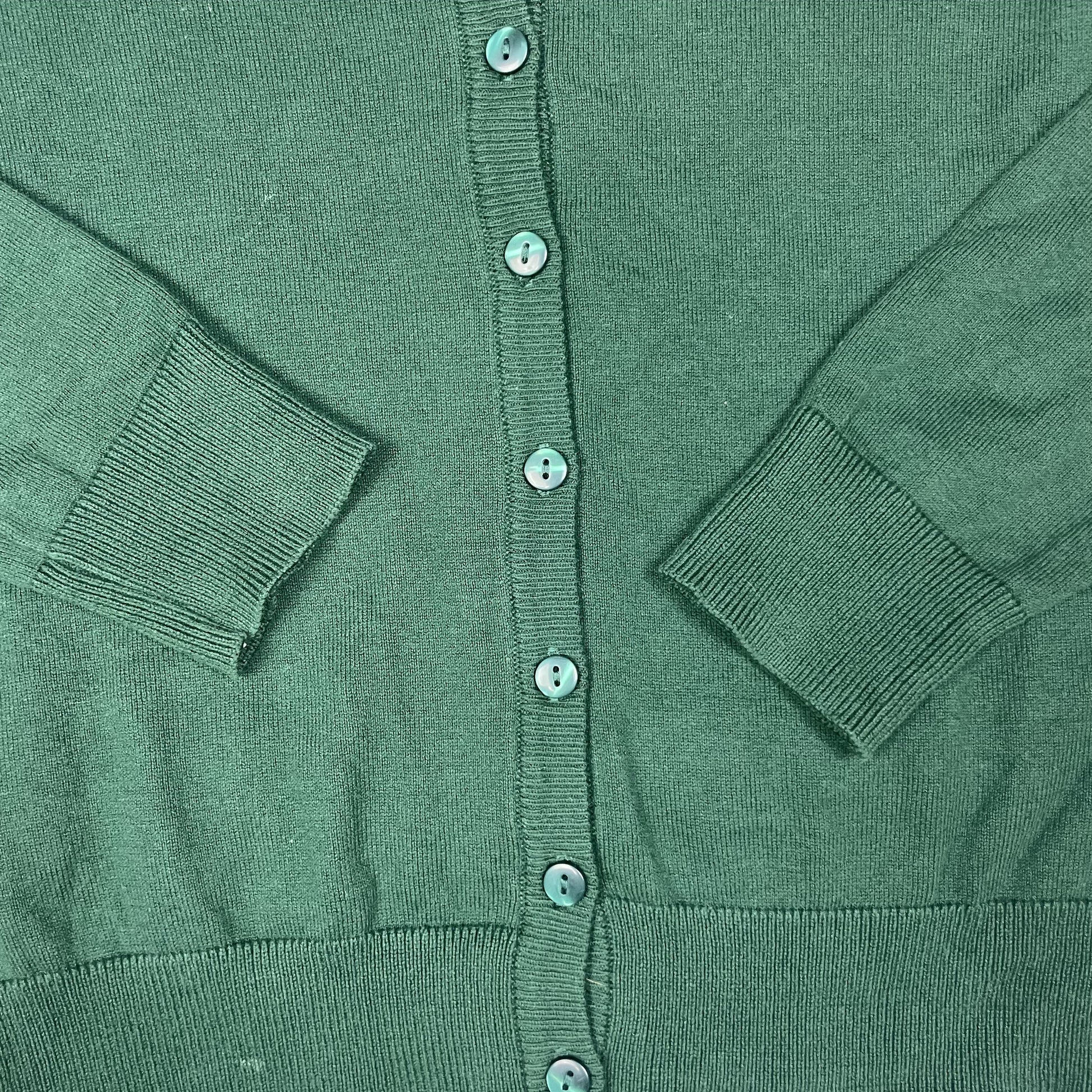 Grüne Strickjacke mit Knopfleiste und V-Ausschnitt – detail