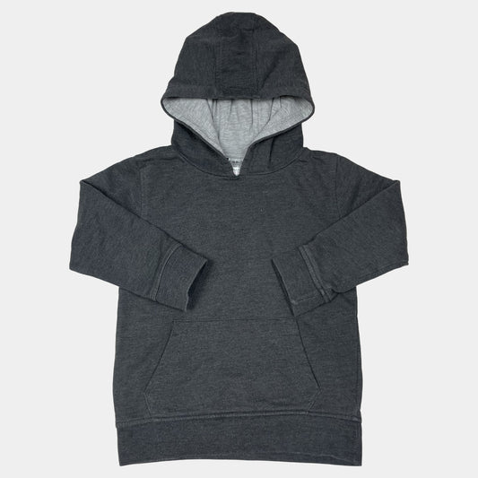 Grauer Baumwoll-Kapuzenpullover mit Kängurutasche und langen Ärmeln.