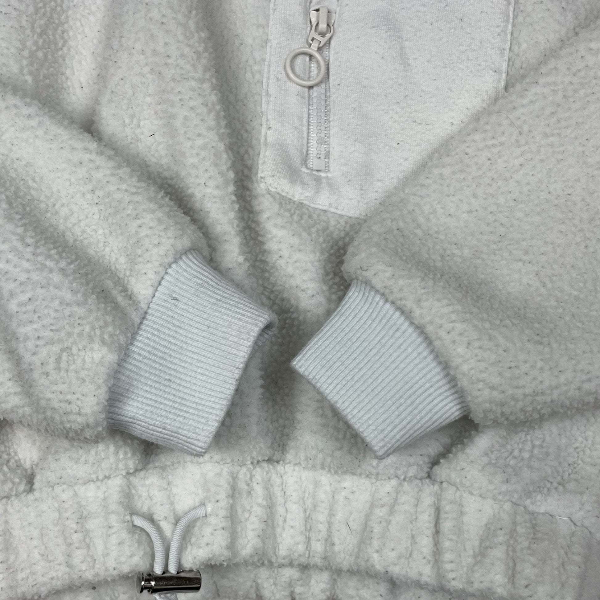 Weißer Fleece-Hoodie mit Kapuze und Kordelzug am Saum – detail
