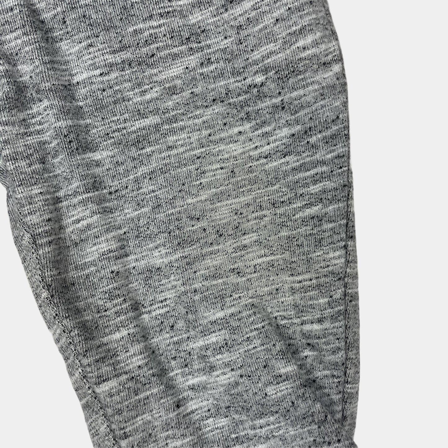 Graue Sweathose aus Baumwolle für Babys mit Bündchen und Kordelzug – detail