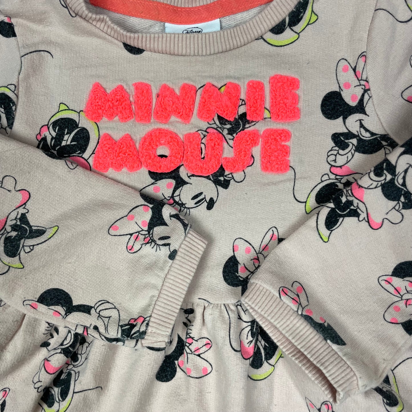 Rosa Baumwoll-Kleid mit Minnie-Maus-Muster und langen Ärmeln – detail