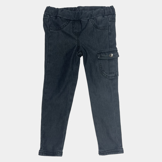 Dunkle Denim-Hose aus Baumwolle mit elastischem Bund und Cargo-Tasche für Kinder – front