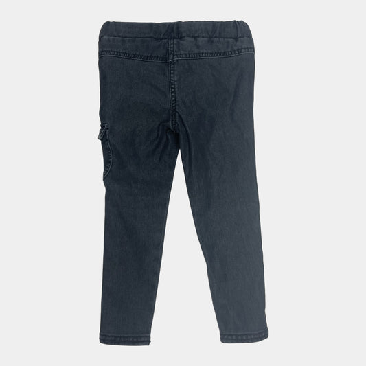 Dunkle Denim-Hose aus Baumwolle mit elastischem Bund und Cargo-Tasche für Kinder – back