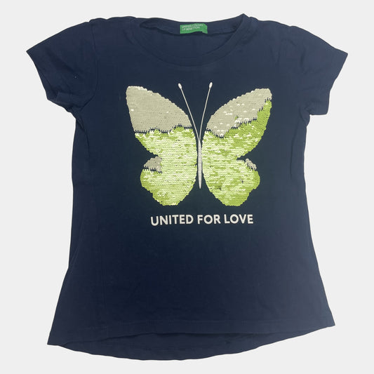 Dunkelblaues T-Shirt mit Pailletten-Schmetterling und Aufschrift 'United for Love'. – front