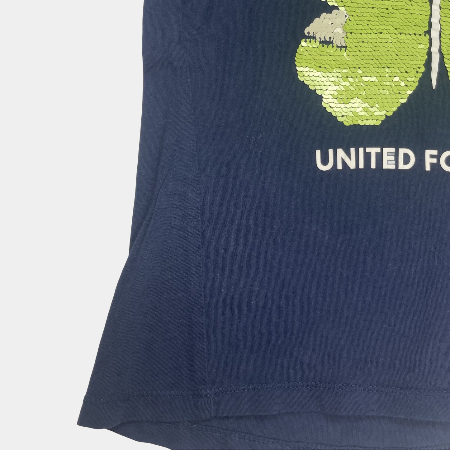 Dunkelblaues T-Shirt mit Pailletten-Schmetterling und Aufschrift 'United for Love'. – detail