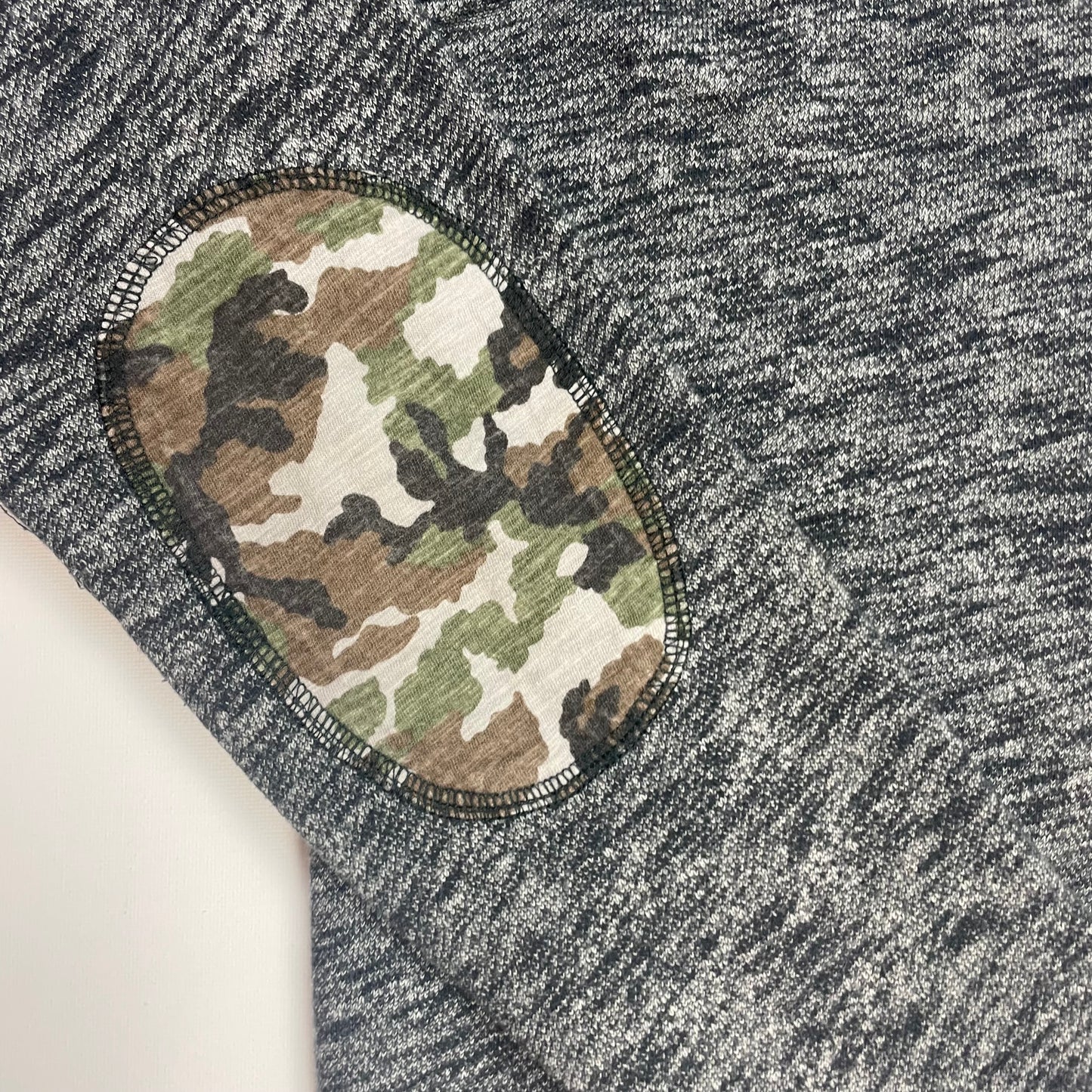 Graues Sweatshirt aus Baumwoll-Polyester mit Tarnmuster-Applikationen auf den Ellenbogen. – detail