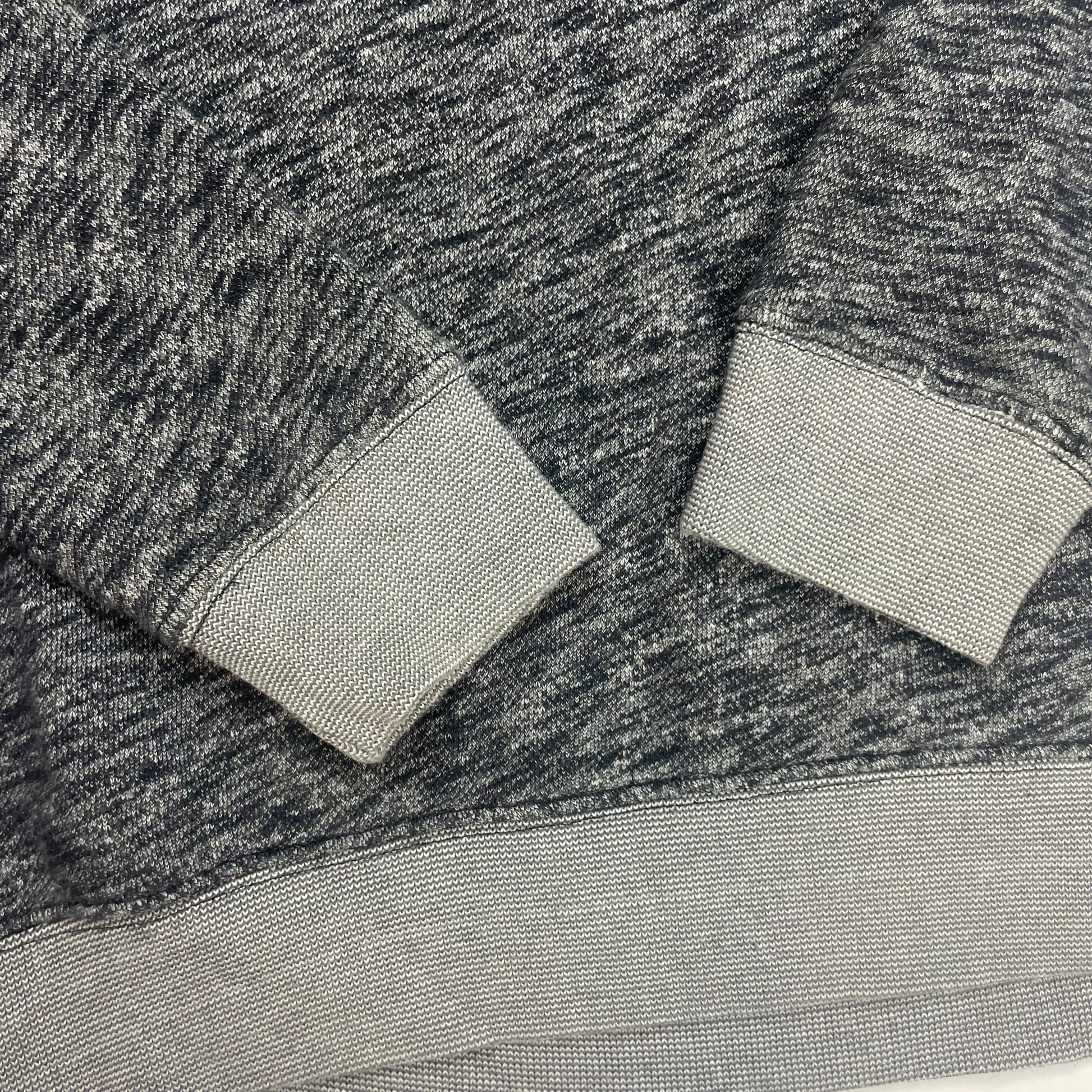 Graues Sweatshirt aus Baumwoll-Polyester mit Tarnmuster-Applikationen auf den Ellenbogen. – sleeve