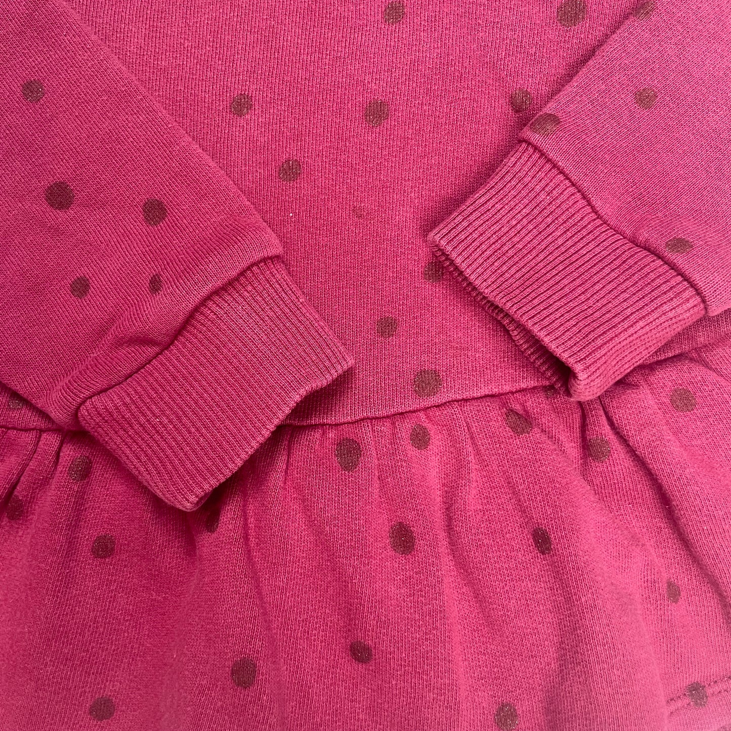 Auberginefarbenes Sweatshirt-Kleid mit Punktmuster und Rüschen für Mädchen. – detail