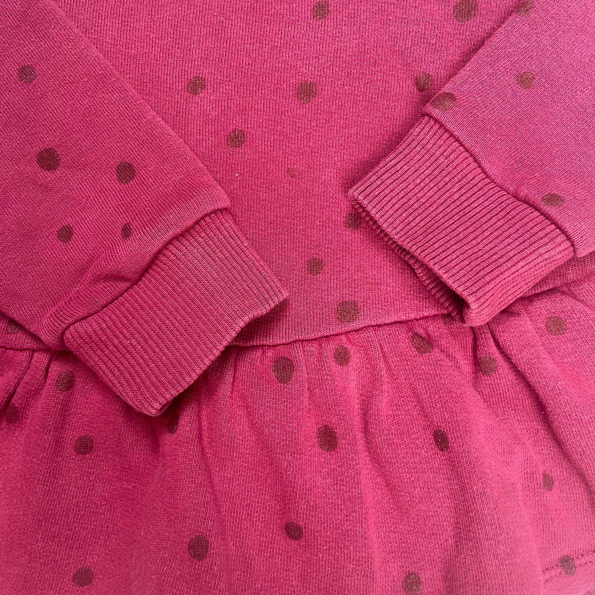 Auberginefarbenes Sweatshirt-Kleid mit Punktmuster und Rüschen für Mädchen. – detail