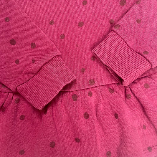 Auberginefarbenes Sweatshirt-Kleid mit Punktmuster und Rüschen für Mädchen. – detail