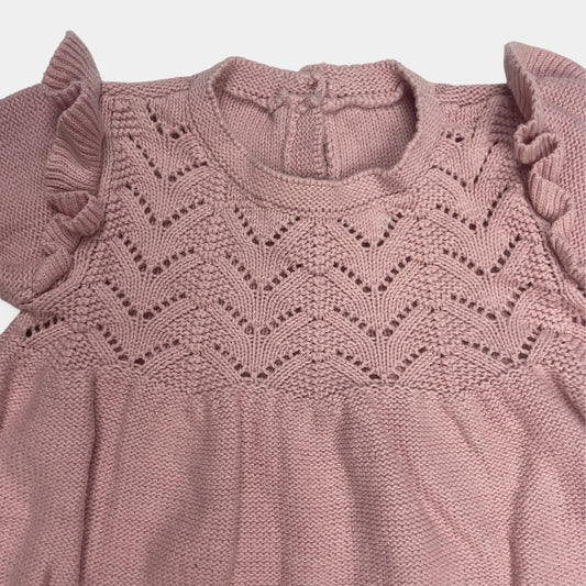 Rosa Strickkleid aus Baumwolle mit Lochmuster und Rüschen – detail