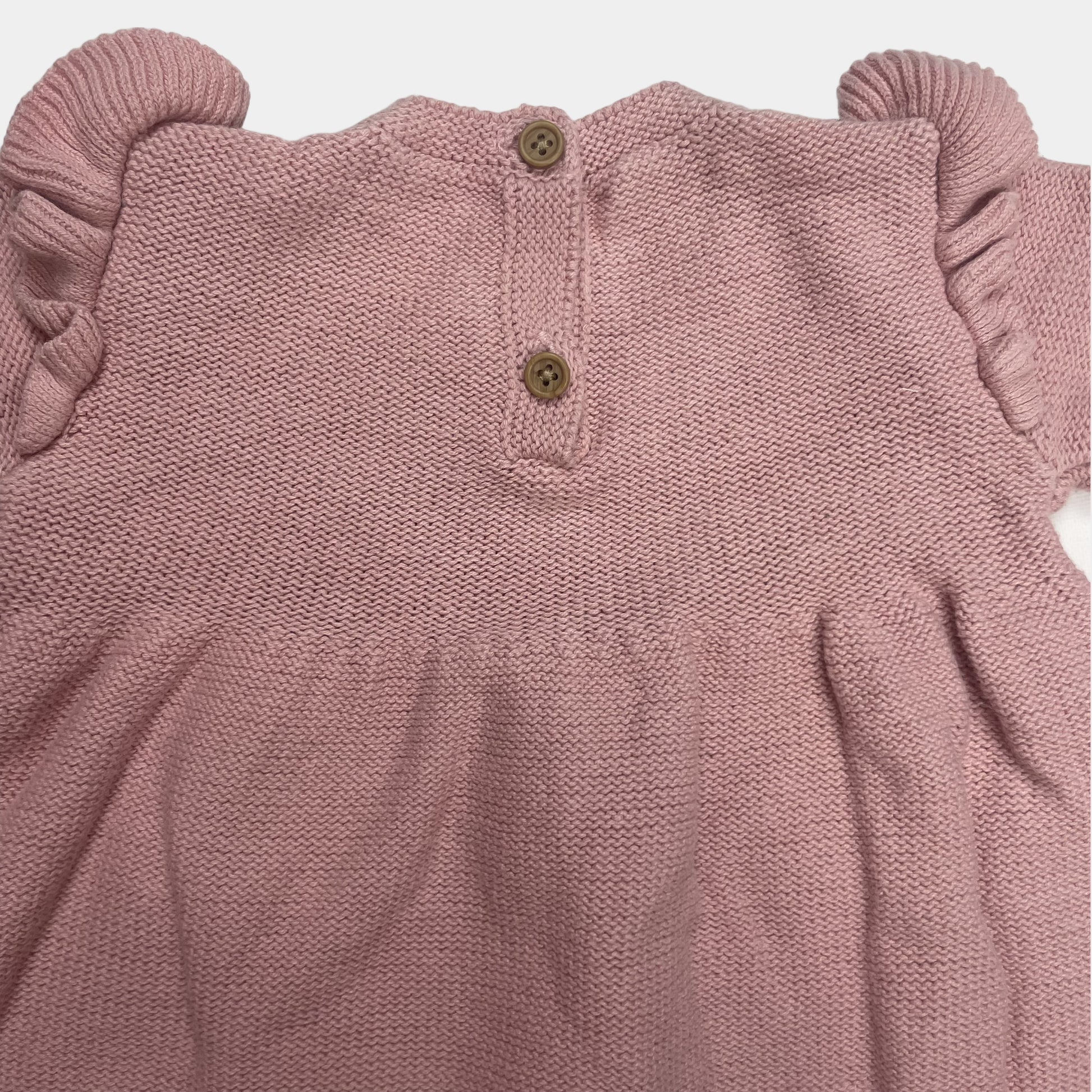 Rosa Strickkleid aus Baumwolle mit Lochmuster und Rüschen – back