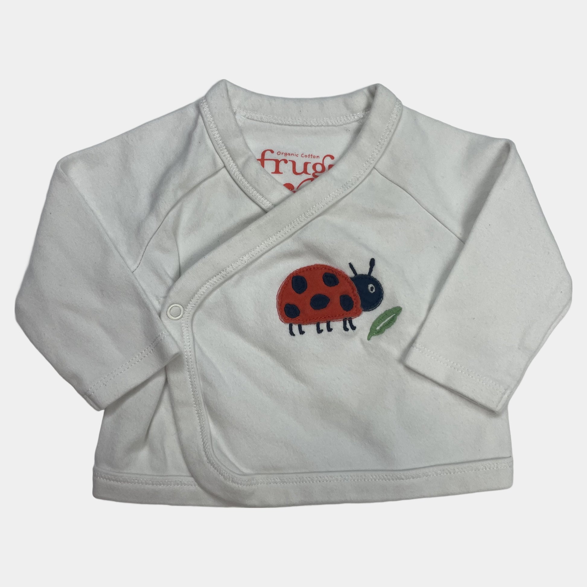 Weißer Baby-Kimono mit Marienkäfer-Applikation auf der Vorderseite – front