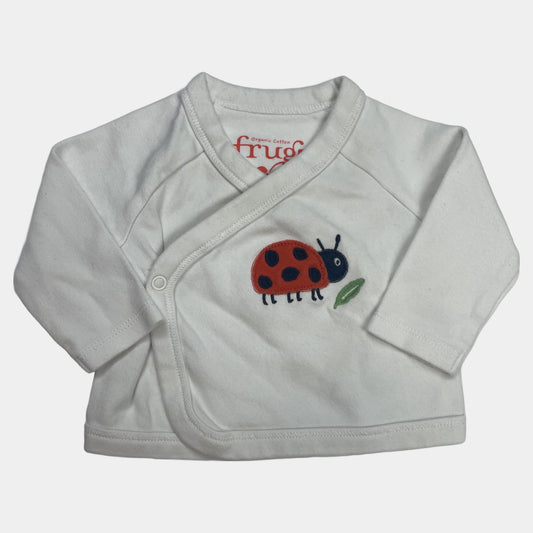 Weißer Baby-Kimono mit Marienkäfer-Applikation auf der Vorderseite – front