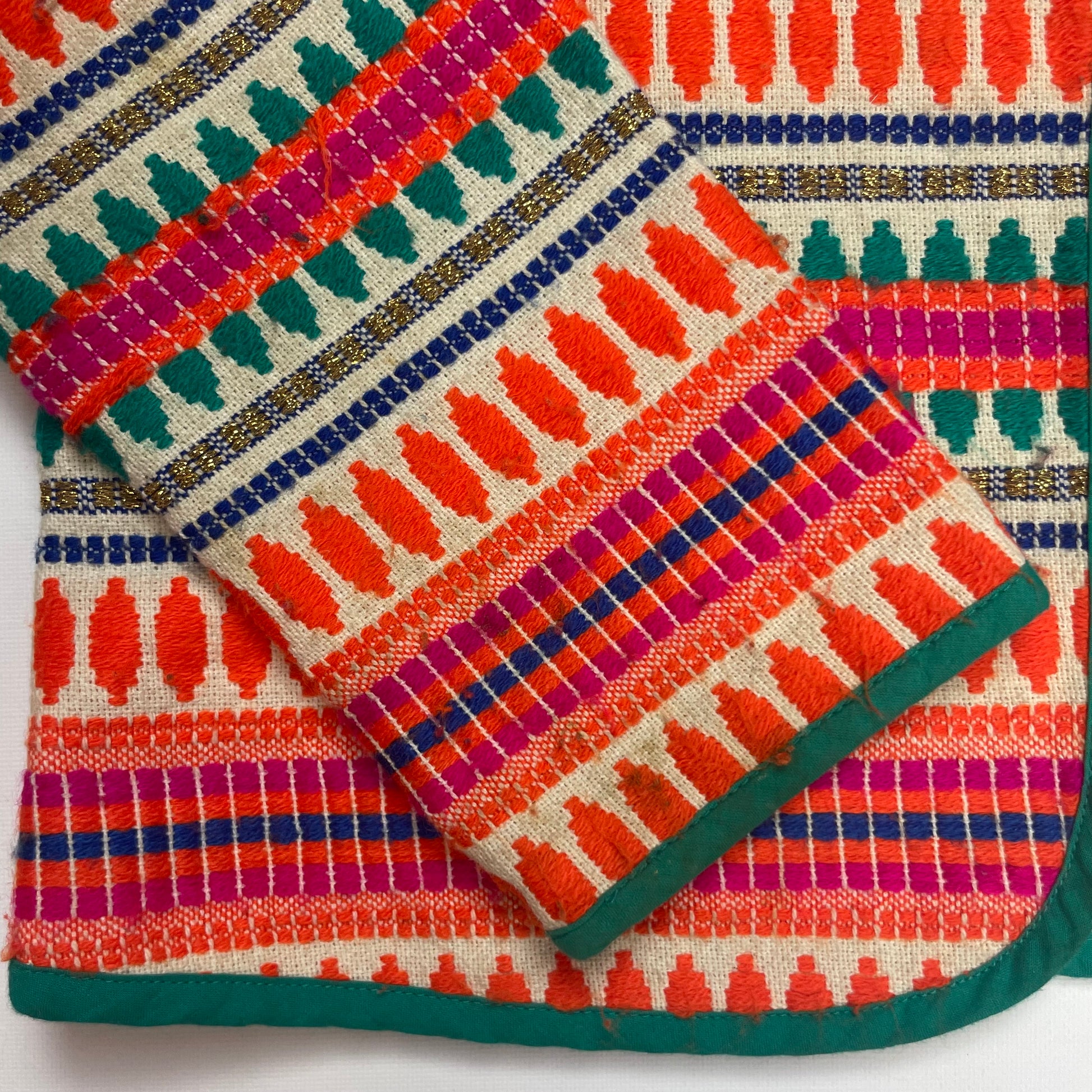 Bunte Strickjacke mit Ethnomuster und grüner Umrandung – sleeve