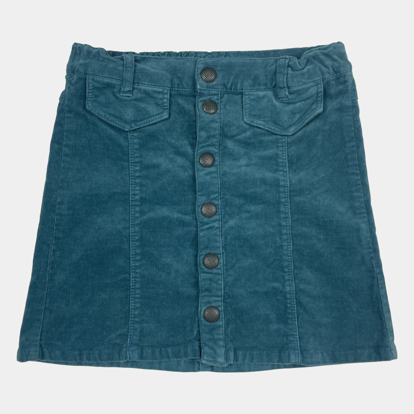 Blauer Cordrock mit Knopfleiste und Taschenklappen vorne. – front