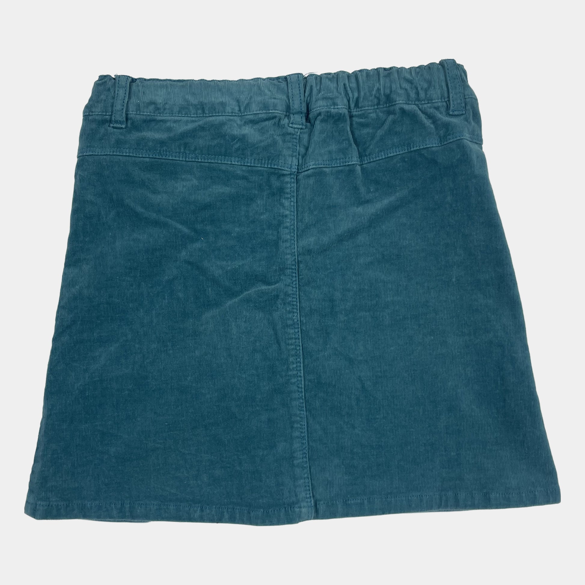 Blauer Cordrock mit Knopfleiste und Taschenklappen vorne. – back