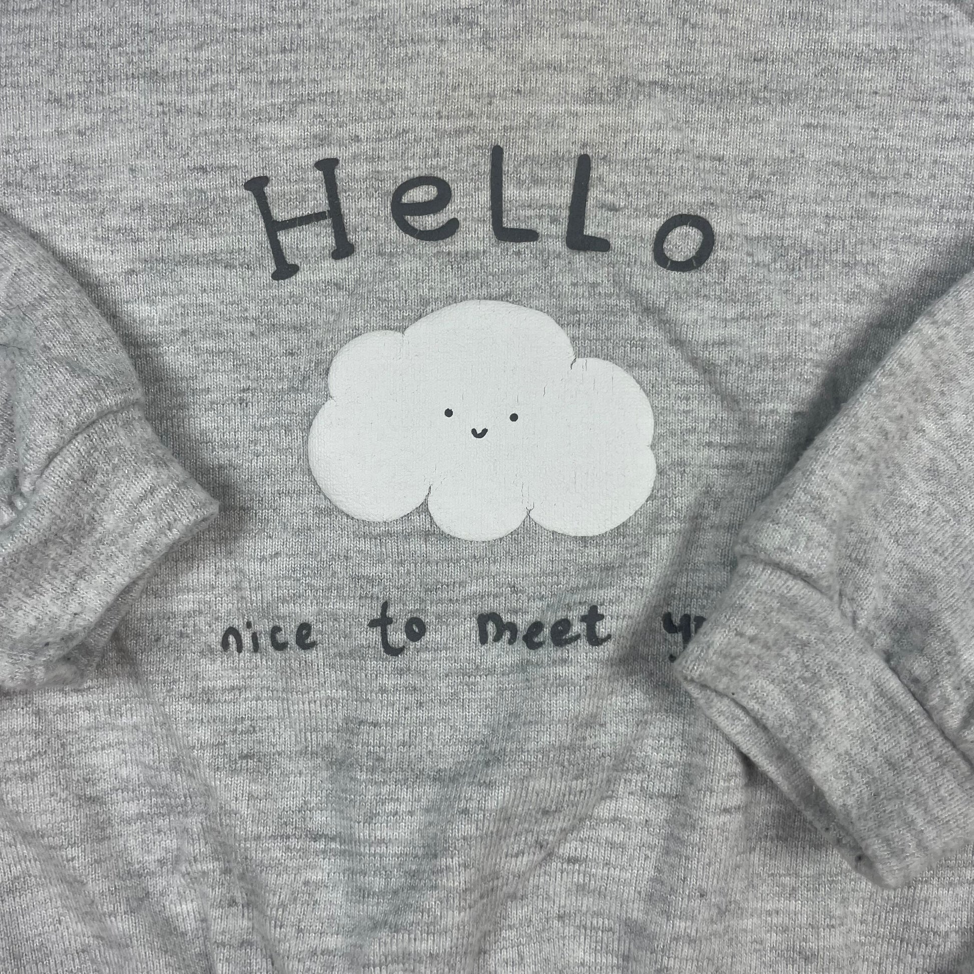 Grauer Pullover mit Cloud-Motiv für Babys – detail