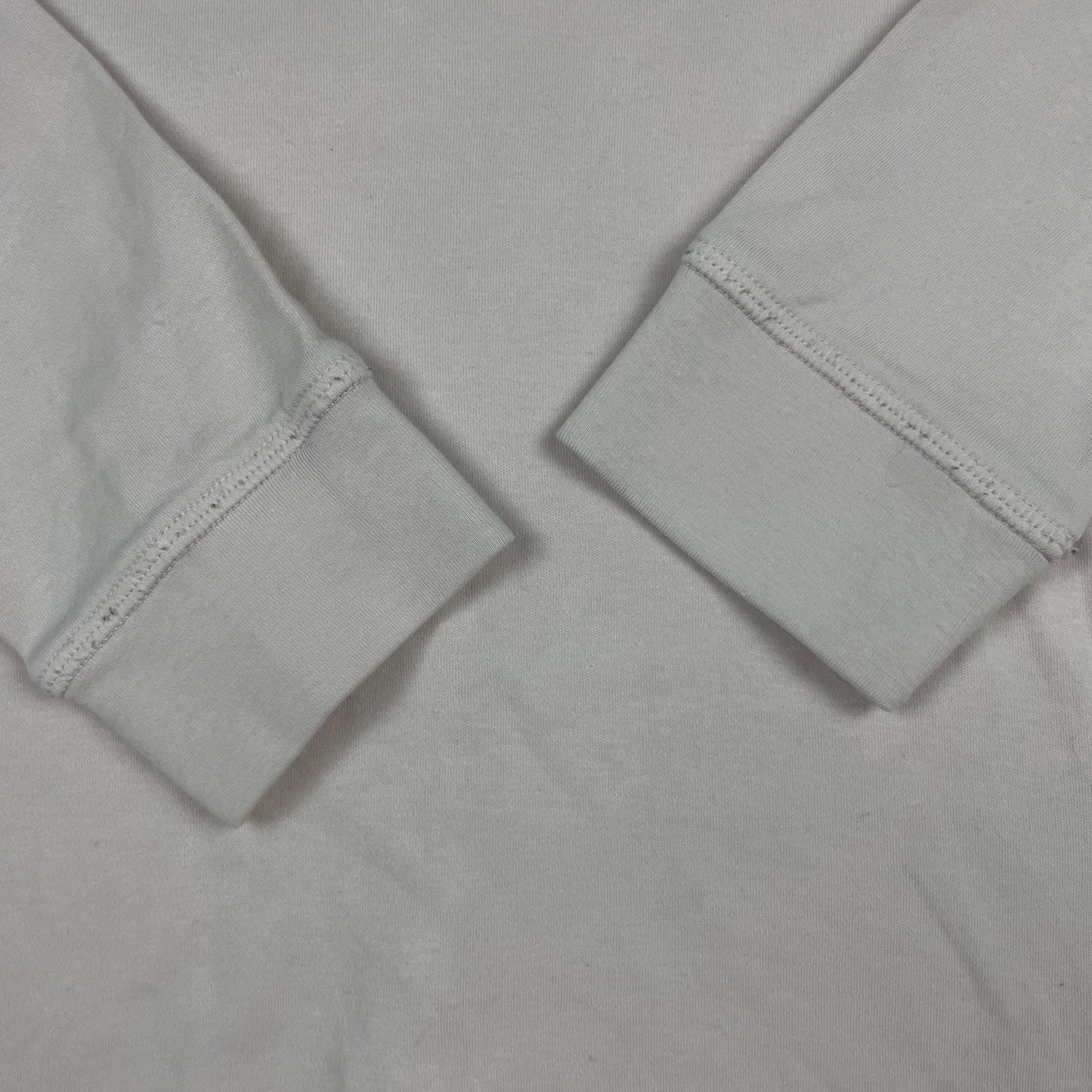 Rosa Langarmshirt aus Baumwolle mit klassischem Rundhalsausschnitt. – detail