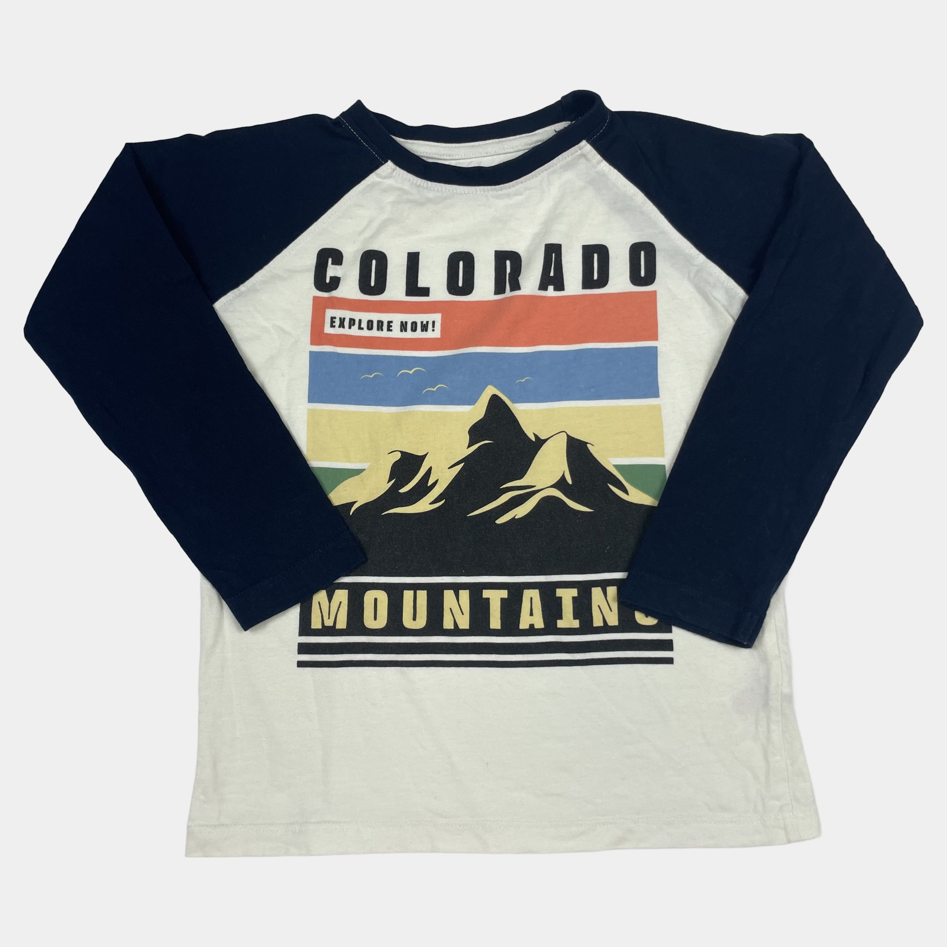 Weißes Langarmshirt mit Colorado Mountains Print und blauen Ärmeln.