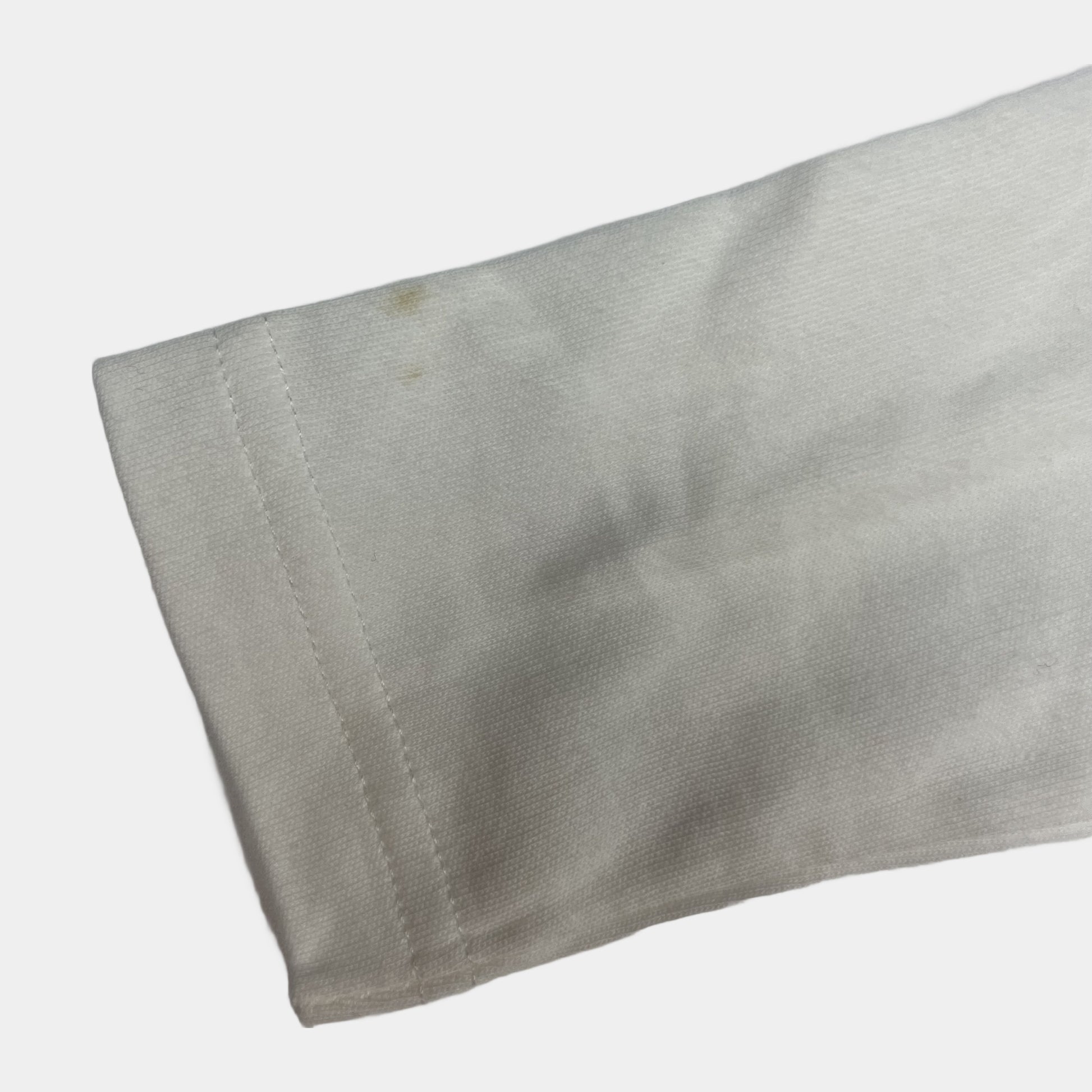 Weißes Baumwoll-Langarmshirt für Babys mit Knöpfen an der Schulter – detail