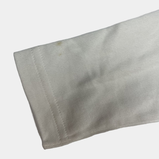 Weißes Baumwoll-Langarmshirt für Babys mit Knöpfen an der Schulter – detail