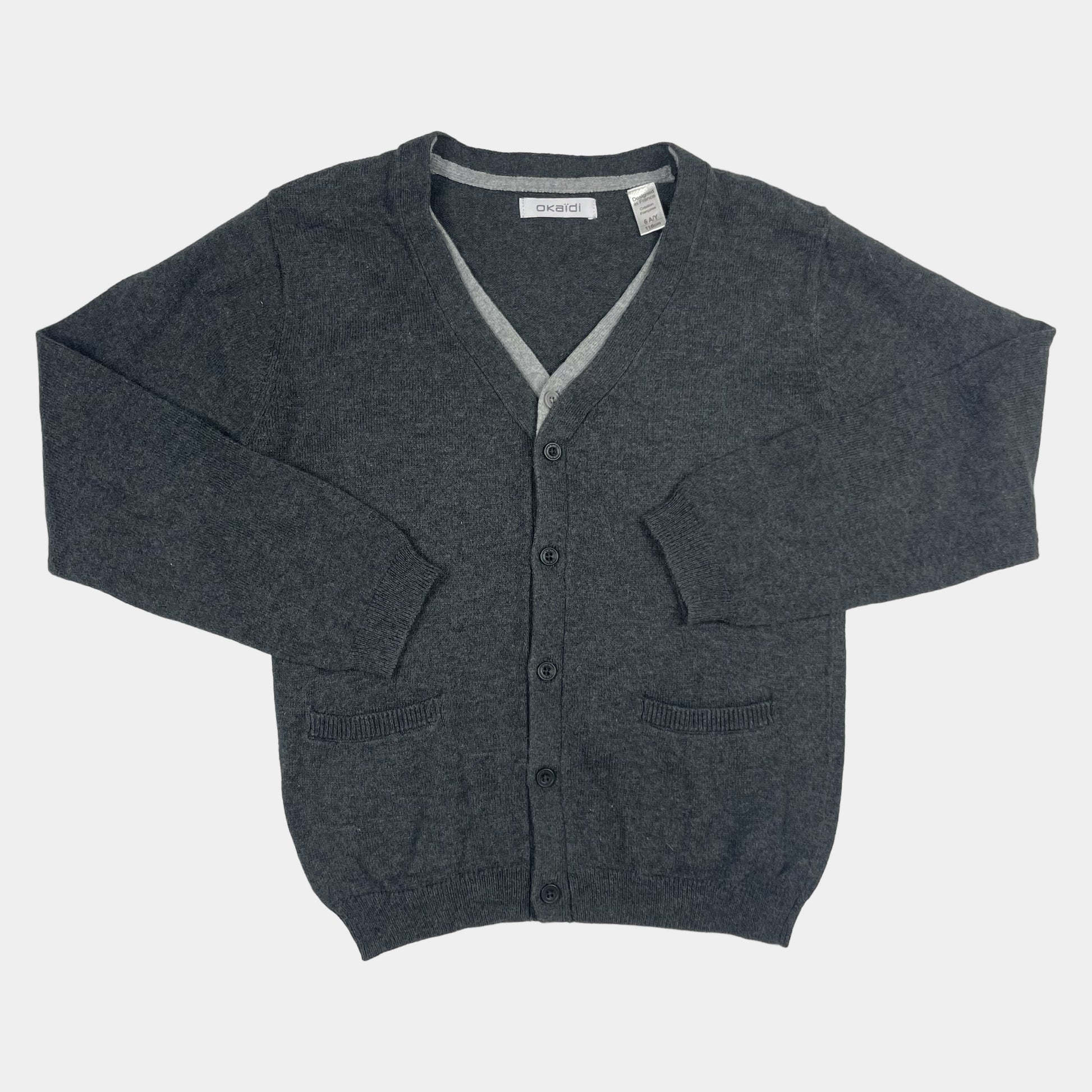 Graue Strickjacke mit V-Ausschnitt, Knopfleiste und Taschen von Okaïdi, Größe 116cm – front