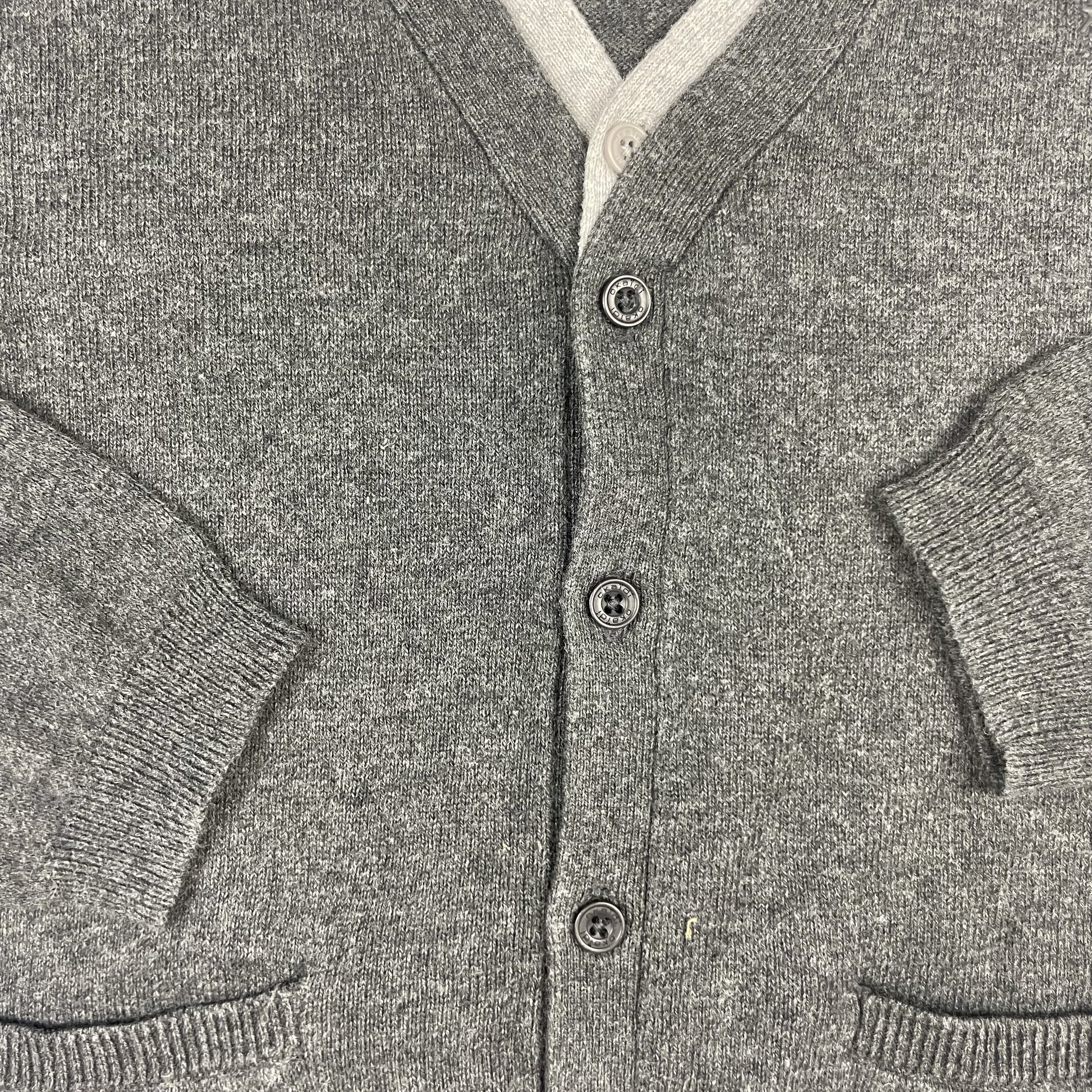Graue Strickjacke mit V-Ausschnitt, Knopfleiste und Taschen von Okaïdi, Größe 116cm – detail
