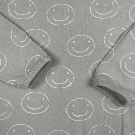 Grauer Pullover mit lächelnden Smileys als Muster – detail