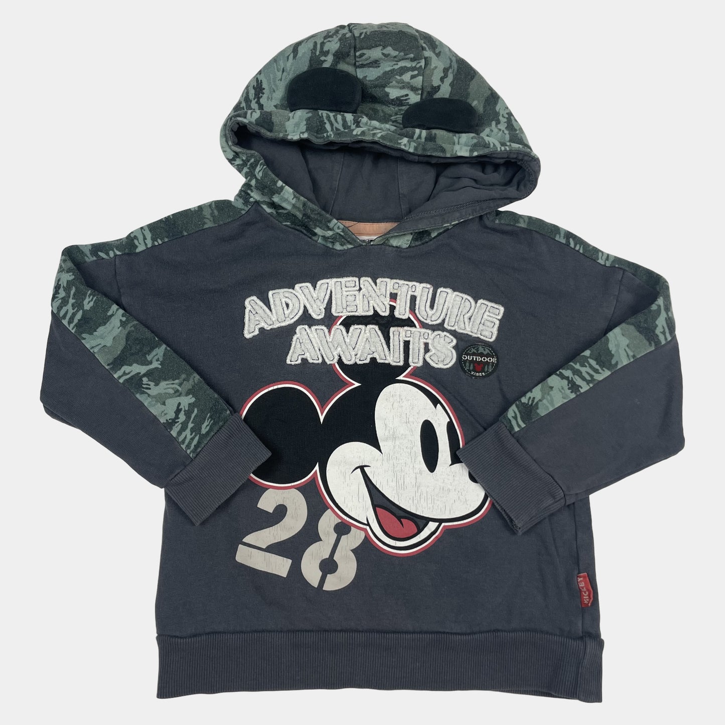 Grauer Kapuzenpullover mit Mickey-Motiv und Aufschrift "Adventure Awaits" – front