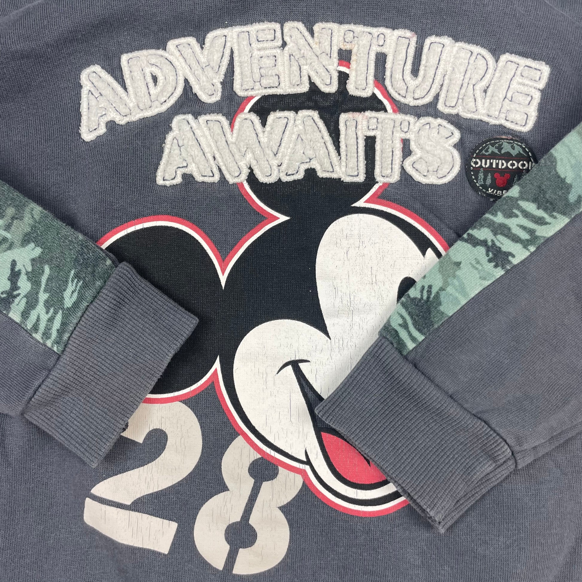 Grauer Kapuzenpullover mit Mickey-Motiv und Aufschrift "Adventure Awaits" – detail