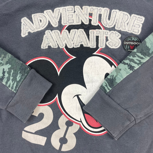 Grauer Kapuzenpullover mit Mickey-Motiv und Aufschrift "Adventure Awaits" – detail