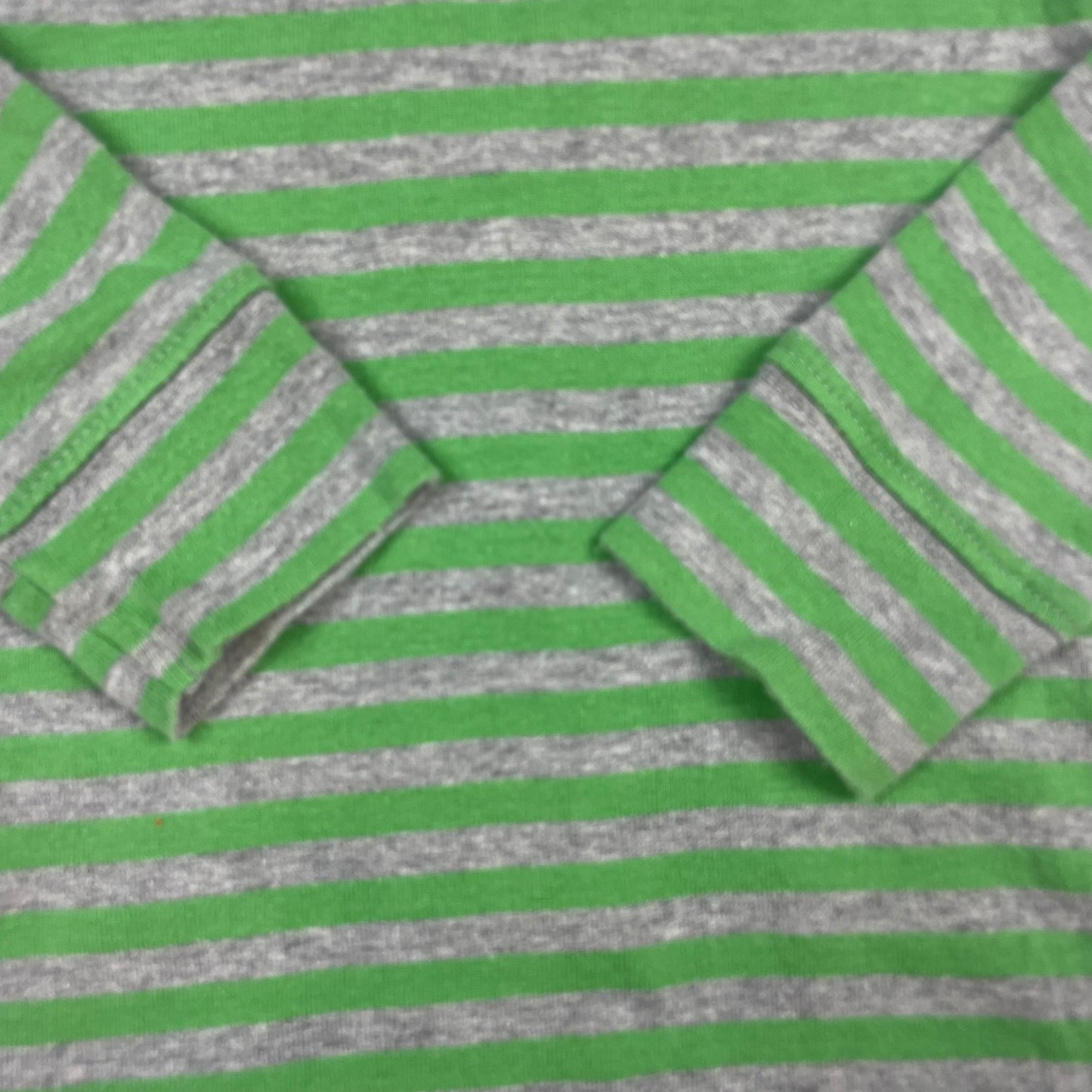 Grüner Baumwoll-Pullover mit grauem Streifenmuster und Rollkragen – detail