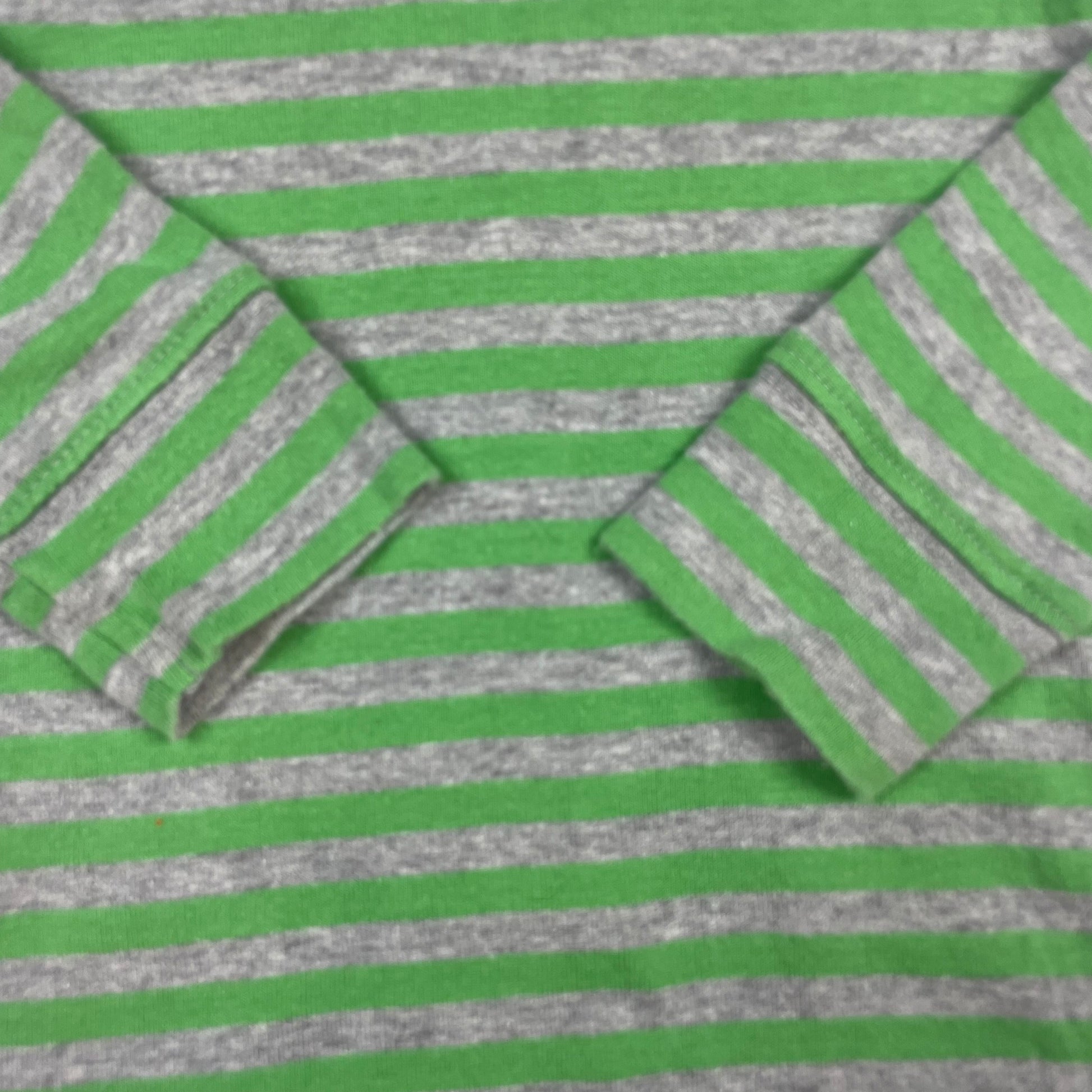 Grüner Baumwoll-Pullover mit grauem Streifenmuster und Rollkragen – detail