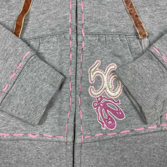 Grauer Kapuzenpullover mit rosa Nähten und Ballarinamotiv – detail