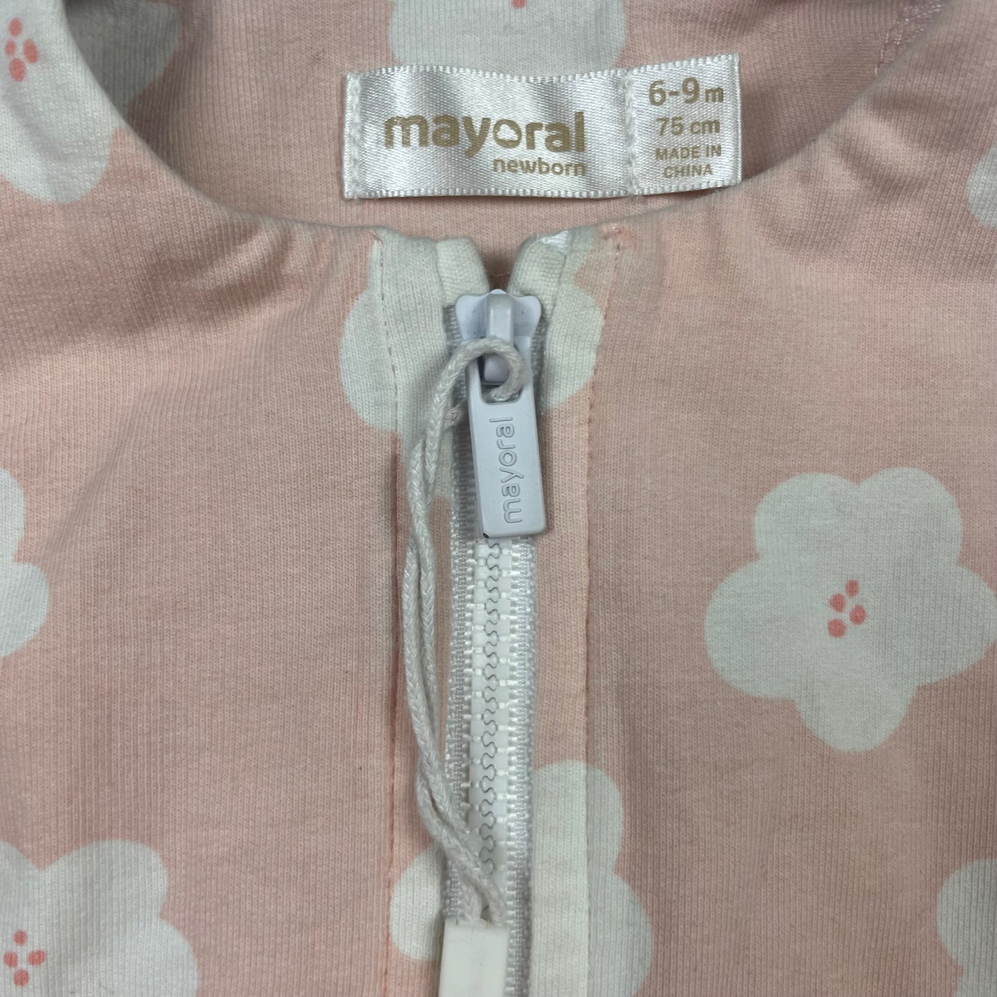 Rosa Blouson aus Baumwolle mit Blumenmuster und Rüschen am Saum für Babys, Größe 6-9 Monate – detail